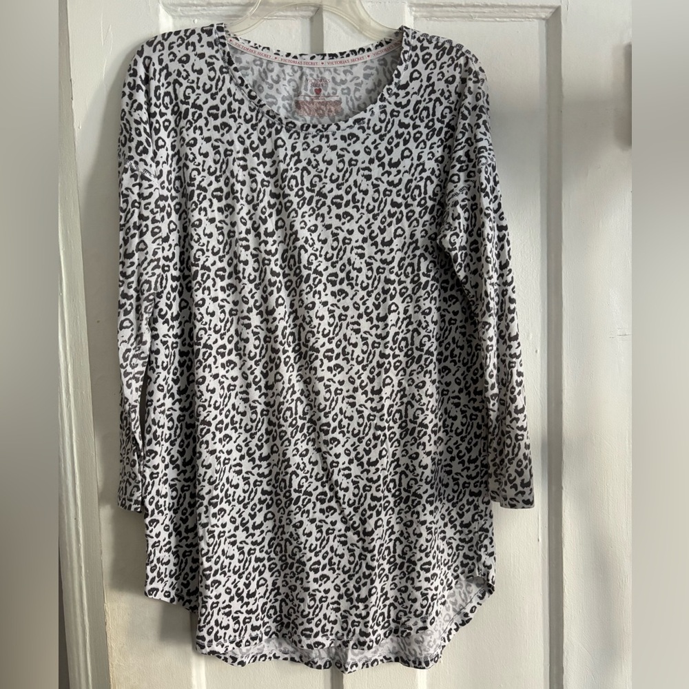 VICTORIA’S SECRET Tunic Sleep Shirt Dress Size Small Gray & White Leopard Print
